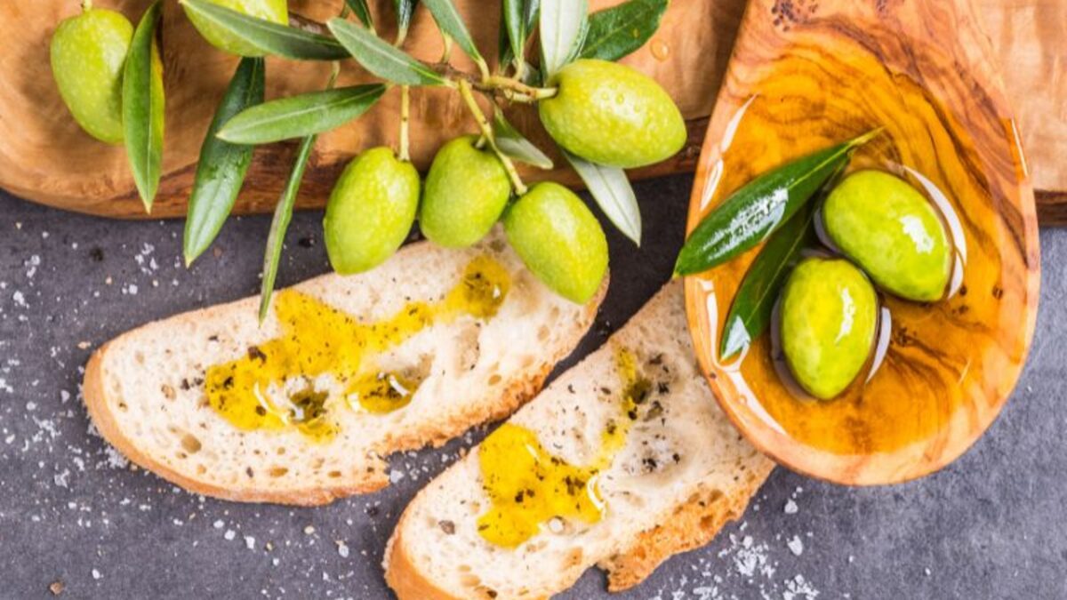 Olio extravergine di oliva e olive fresche con pane
